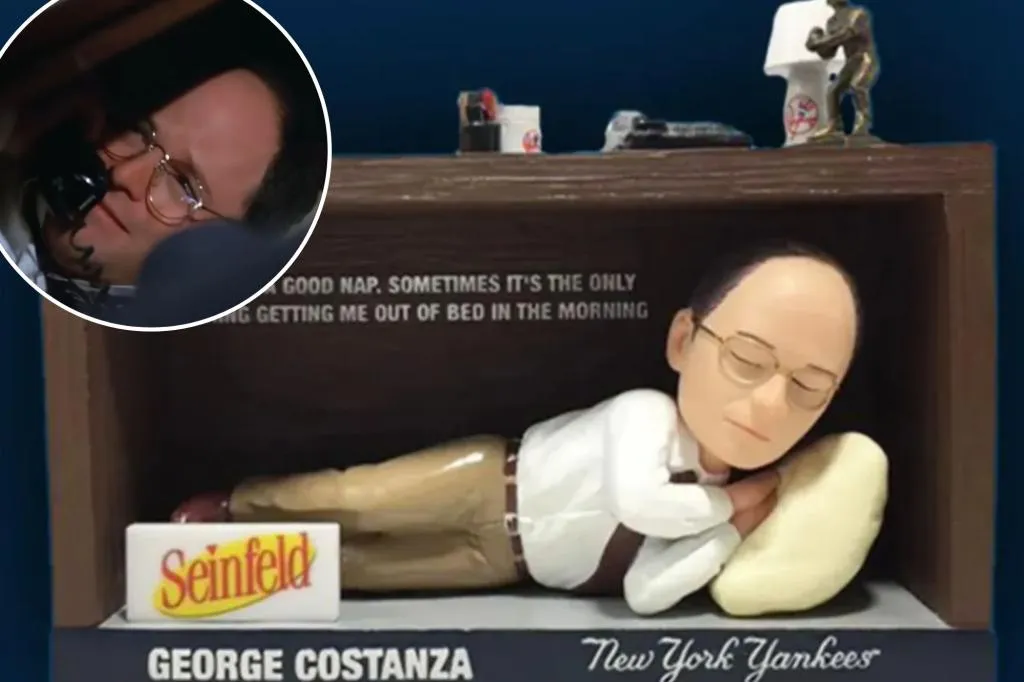 Prapenjualan boneka goyang George Costanza Yankees lebih mahal dari tiket pertandingan hari itu