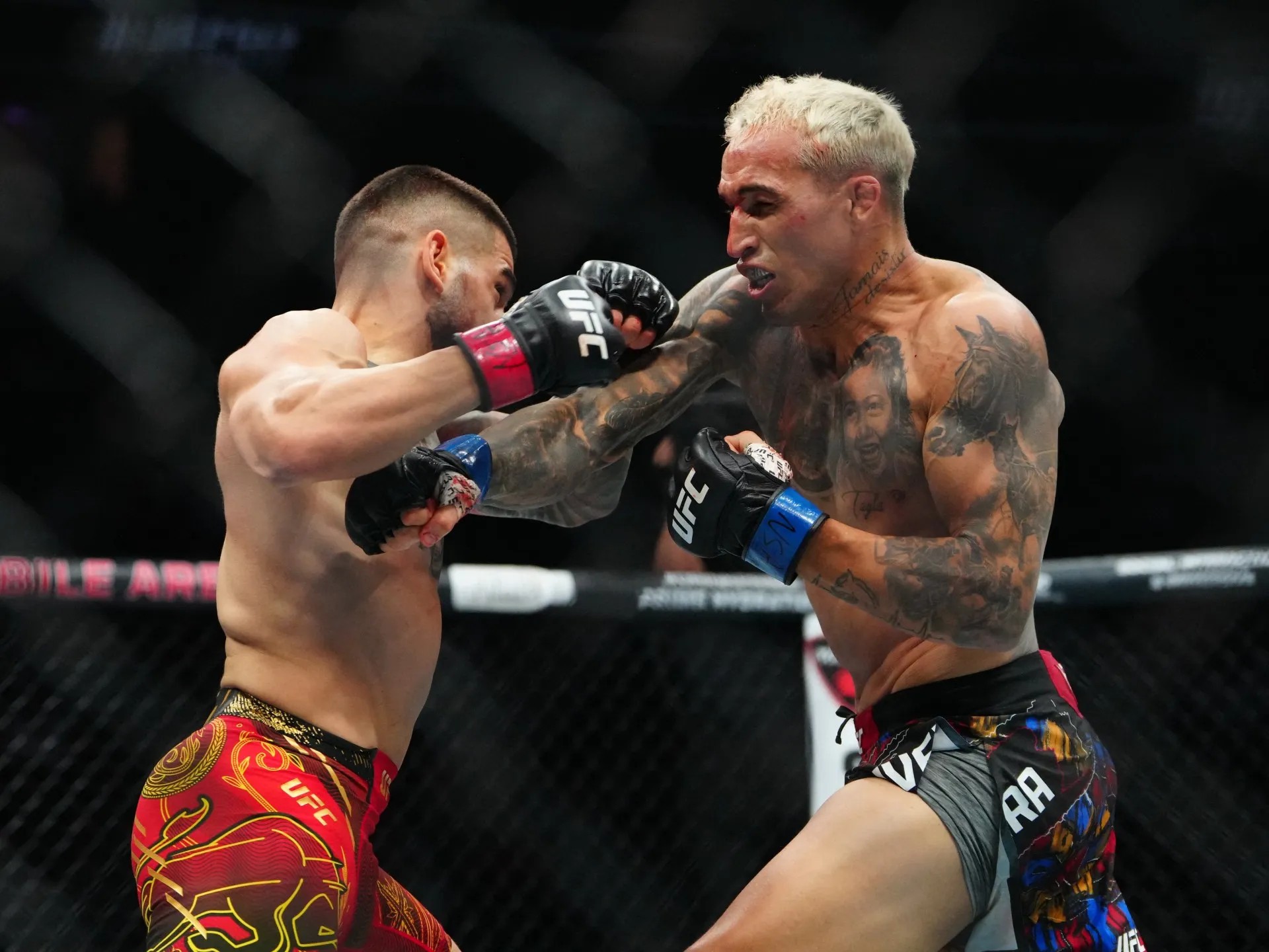 Topuria Menangkan Gelar Kelas Ringan UFC dengan KO Memukau atas Oliveira